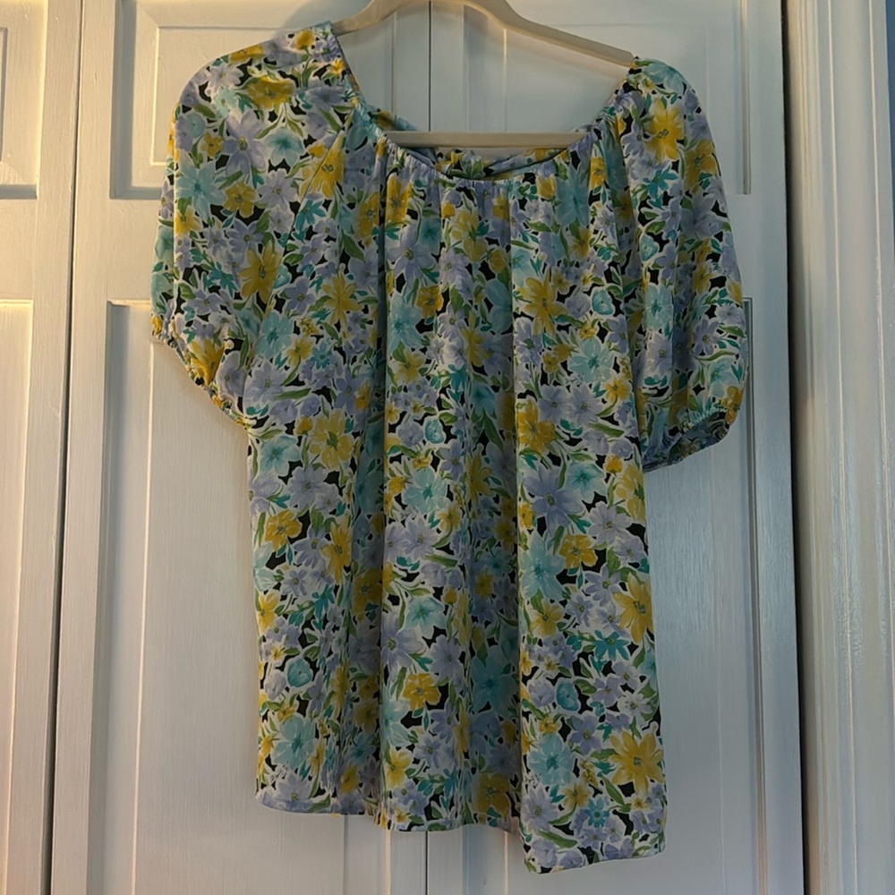 Beautiful floral top flowy with keyhole and tied back size medium